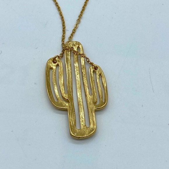 REDUCED BY $15 Gold tone Cactus 18” Necklace NWT - Picture 3 of 4